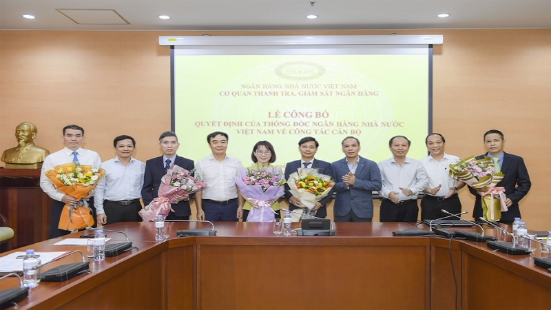 Phó Thống đốc NHNN Đoàn Thái Sơn trao Quyết định và chúc mừng các đồng chí được bổ nhiệm lãnh đạo Cơ quan TTGSNH.