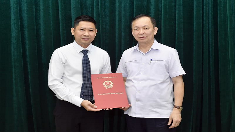 Phó Thống đốc Thường trực NHNN Đào Minh Tú trao Quyết định bổ nhiệm cho ông Nguyễn Lê Nam