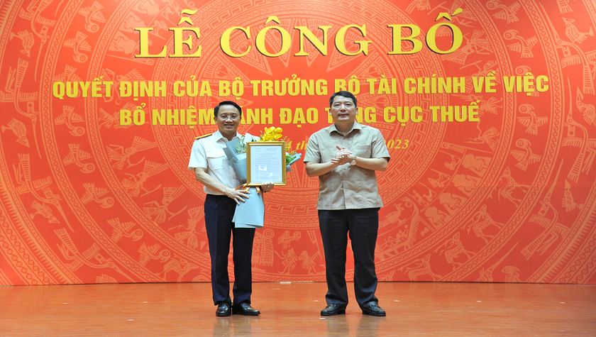 Thay mặt Ban cán sự Đảng, Lãnh đạo Bộ Tài chính, Thứ trưởng Cao Anh Tuấn đã trao Quyết định và chúc mừng ông Mai Sơn được bổ nhiệm Phó Tổng cục trưởng Tổng cục Thuế