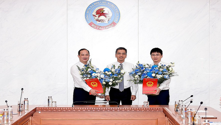 Thứ trưởng Võ Thành Hưng trao Quyết định bổ nhiệm cho ông Hoàng Minh Tuấn và ông Hàn Quang Huy. Ảnh: Hữu Thọ