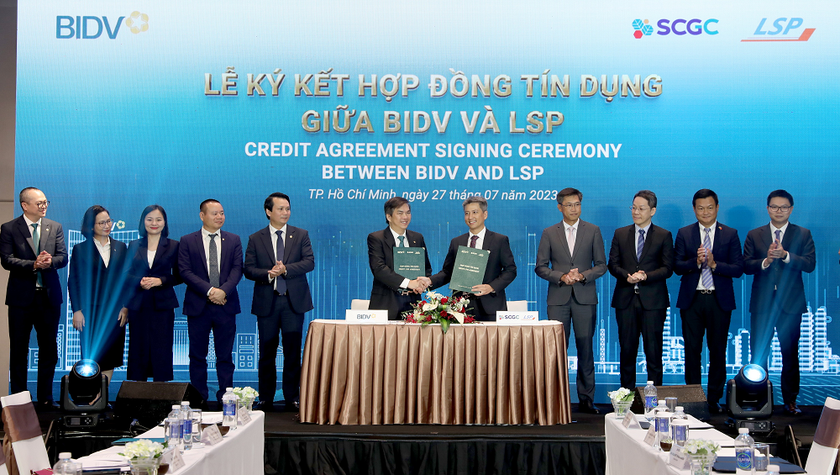 Ông Kulachet Dharachandra (Tổng Giám đốc LSP) và ông Trịnh Anh Đức (Giám đốc BIDV Ba Tháng Hai) đại diện hai đơn vị ký kết hợp đồng.