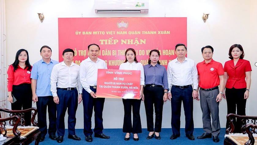Tỉnh Vĩnh Phúc trao tiền hỗ cho người bị nạn trong vụ cháy tại quận Thanh Xuân (Hà Nội) - ảnh: khánh Linh