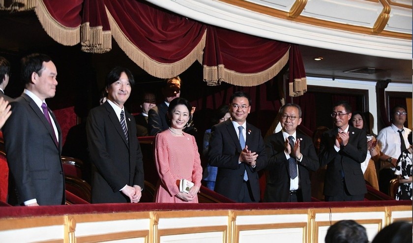Hoàng Thái tử Nhật Bản Akishino và Công nương Kiko cùng Phó Thủ tướng Trần Lưu Quang và các đại biểu tham dự buổi công diễn tại Nhà hát lớn Hà Nội.