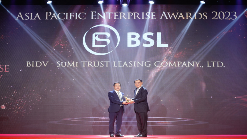 Đại diện BSL nhận giải thưởng “Fast Enterprise Award - Doanh nghiệp tăng trưởng nhanh”