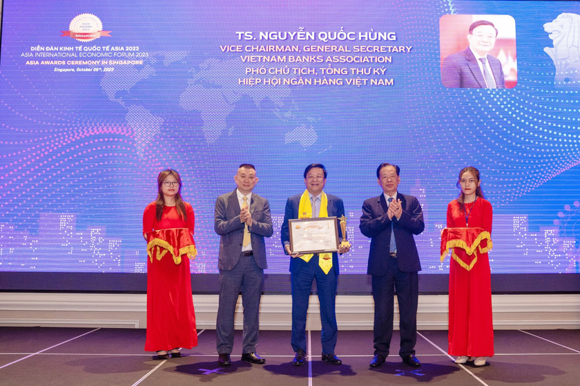 TS. Nguyễn Quốc Hùng, Phó Chủ tịch kiêm Tổng Thư ký VNBA nhận giải thưởng “Nhà lãnh đạo xuất sắc châu Á 2023”.
