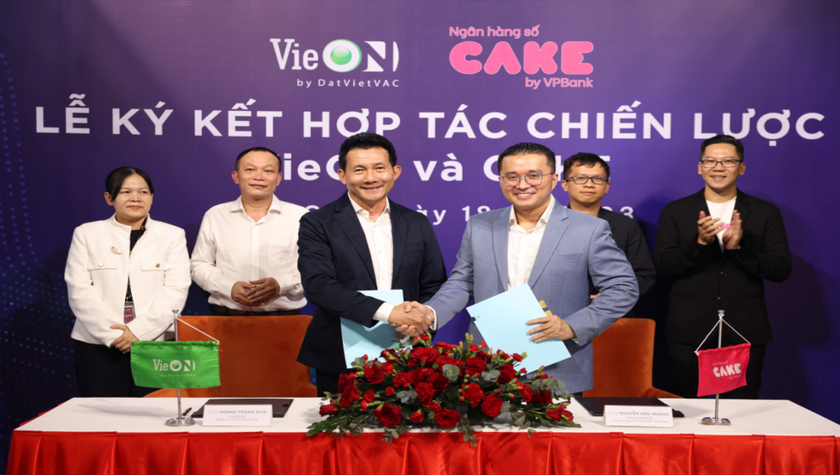 Ông Nguyễn Hữu Quang - Tổng giám đốc ngân hàng số Cake by VPBank (vest xám) và ông Hoàng Trọng Khải - Giám đốc công ty cổ phần VieON ký kết hợp tác chiến lược giữa hai đơn vị.