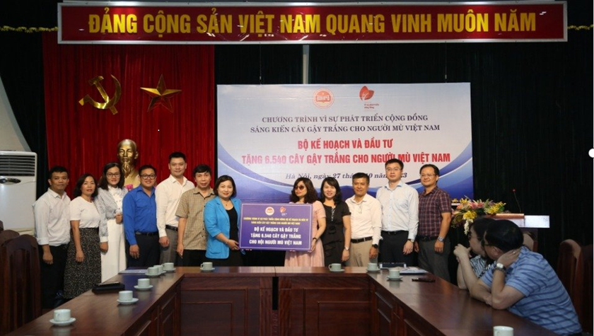 Bà Lê Thị Tường Thu thực hiện nghi thức trao tặng 6.540 cây gậy trắng cho đại diện Hội người mù Việt Nam. Ảnh: MPI
