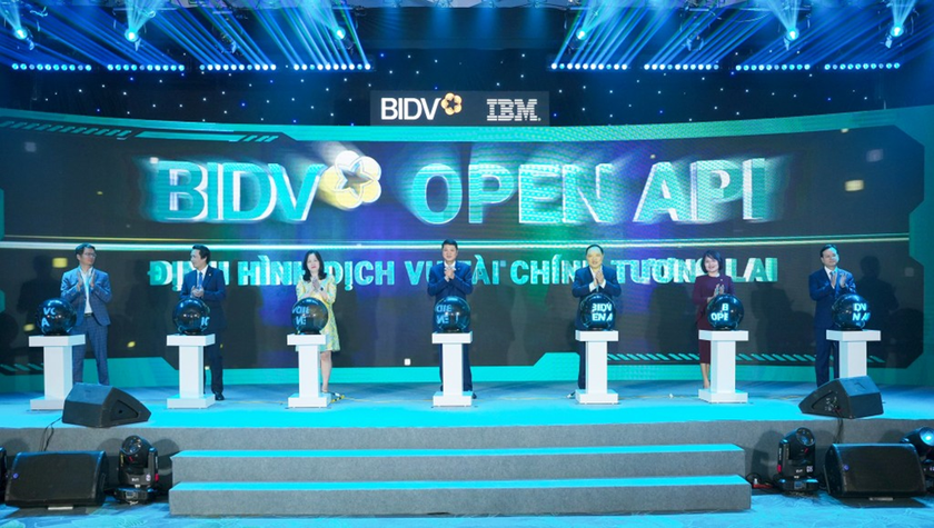 Đại diện NHNN, BIDV và Nhà thầu tham gia thực hiện nghi thức ra mắt hệ thống BIDV Open APT.
