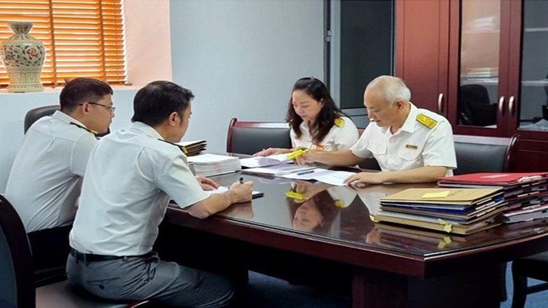 Lãnh đạo và công chức Cục Thuế Thành phố Hà Nội rà soát và giải quyết hồ sơ hoàn thuế giá trị gia tăng của doanh nghiệp. (Ảnh: Tổng cục Thuế/Vietnam+)