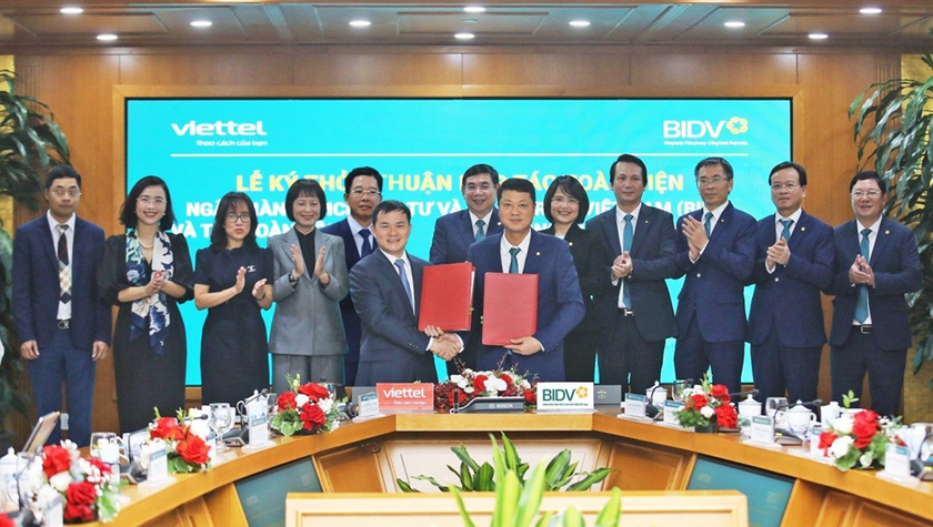 Ông Tào Đức Thắng (Chủ tịch kiêm Tổng Giám đốc Tập đoàn Viettel) và ông Lê Ngọc Lâm (Tổng Giám đốc BIDV) đại diện hai đơn vị ký kết Thỏa thuận hợp tác toàn diện giai đoạn 2024-2028.