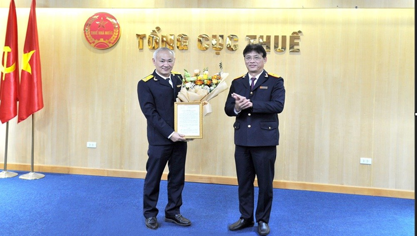 Phó Tổng cục trưởng Đặng Ngọc Minh trao quyết định Phó Vụ trưởng-Phó trưởng Ban Cải cách và hiện đại hóa cho ông Nguyễn Hữu Hùng.