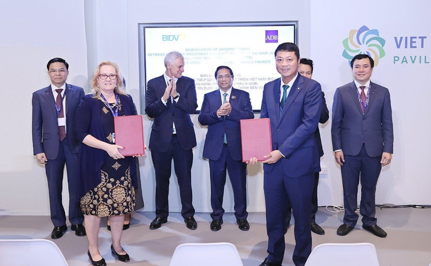 Ông Lê Ngọc Lâm – Tổng Giám đốc BIDV và bà Suzanne Gaboury – Vụ trưởng Vụ Nghiệp vụ Khu vực tư nhân của ADB trao Bản Ghi nhớ hợp tác về thúc đẩy tín dụng xanh, tài chính bền vững.