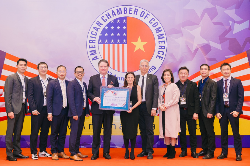Ngài Marc E. Knapper, Đại sứ Hợp chủng quốc Hoa Kỳ tại Việt Nam và Ông John Rockhold, Chủ tịch AmCham trao Giải thưởng cho đại điện AIA Việt Nam