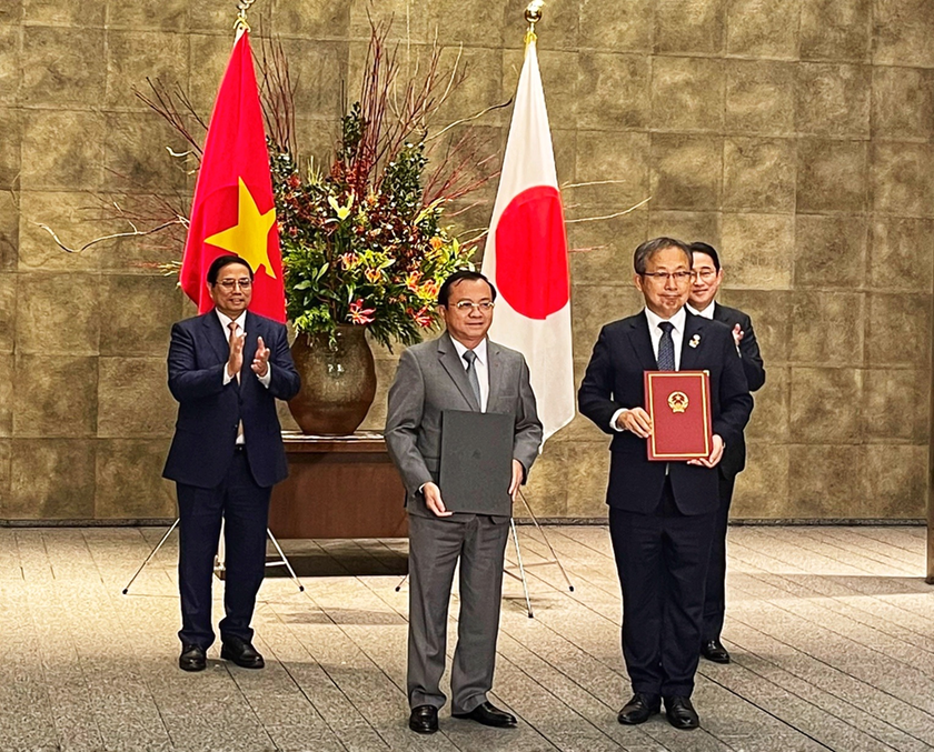 Thứ trưởng Bộ Tài chính Lê Tấn Cận và Ngài Đại sứ Nhật Bản tại Việt Nam Yamada Takio đã trao đổi Công hàm cho khoản vay (ảnh: BTC)