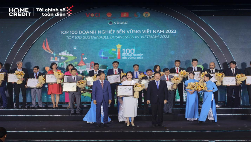 Đại diện Home Credit (áo trắng ở giữa) được trao tặng chứng nhận Top 100 doanh nghiệp bền vững Việt Nam năm 2023 tại chương trình CSI100.