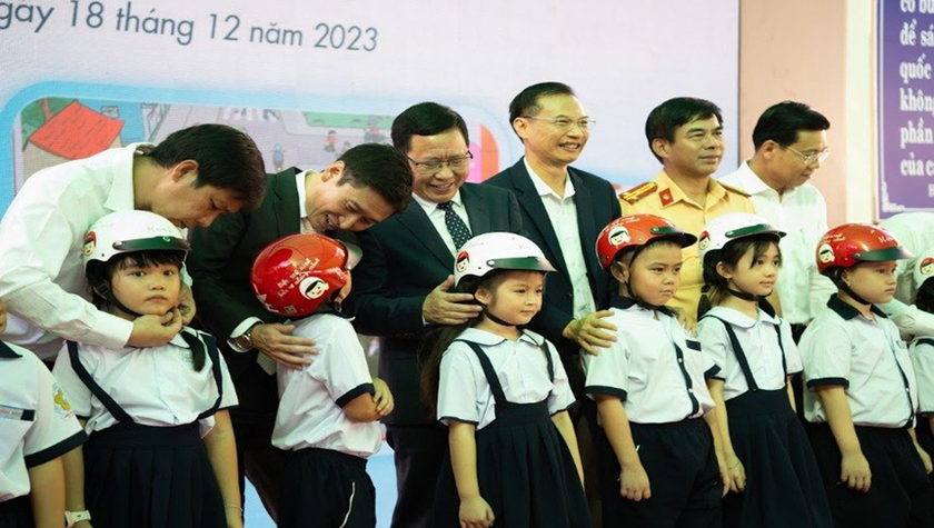 Các đại biểu trao tặng MBH cho các em học sinh trường Tiểu học Trương Định, TP Tây Ninh.