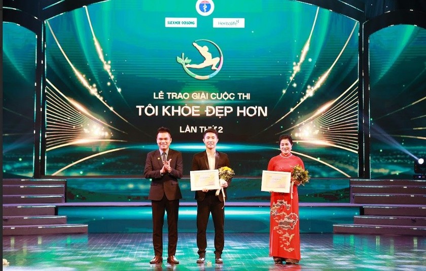 Đại diện Herbalife Việt Nam, trao giải cho thí sinh đạt giải