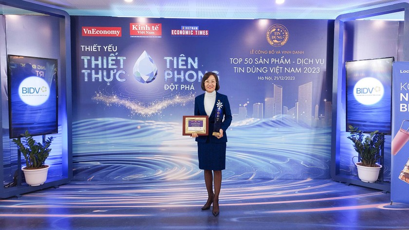 Bà Nguyễn Thị Lệ Thủy - Phó Giám đốc Trung tâm Thẻ và Vận hành BIDV nhận kỷ niệm chương của Ban Tổ chức.