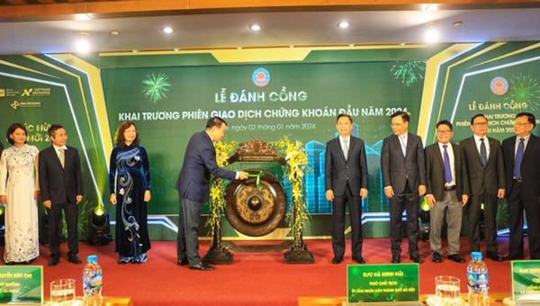 Thứ trưởng Bộ Tài chính Nguyễn Đức Chi thực hiện nghi thức đánh cồng khai trương phiên GDCK đầu năm 2024.