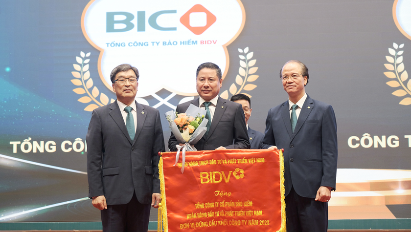 Lần thứ 5 liên tiếp, BIC được trao tặng Cờ đơn vị đứng đầu khối công ty của BIDV.