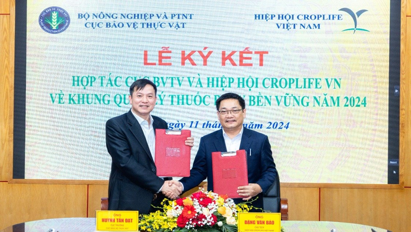 Ông Huỳnh Tấn Đạt – Cục trưởng Cục BVTV và ông Đặng Văn Bảo – Chủ tịch CropLife Việt Nam thay mặt 2 đơn vị ký kết triển khai chương trình SPMF