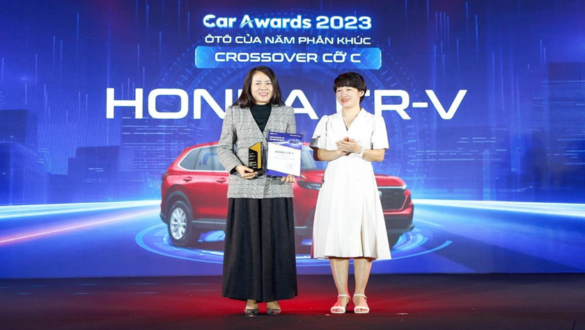 Bà Bùi Thanh Vân - Thư ký toà soạn báo VnExpress trao Giải “Ô tô của năm” hạng mục xe Crossover cỡ C cho đại diện HVN - bà Đỗ Thu Hoàng, Phó TGĐ Thứ Nhất