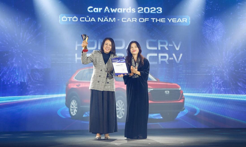 Bà Nguyễn Thu Hương, Ủy viên Ban biên tập báo VnExpress trao Giải “Ô tô của năm” toàn thị trường 2023 cho đại diện HVN - bà Đỗ Thu Hoàng.