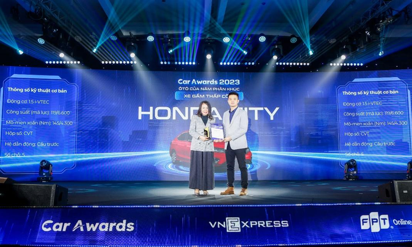 Ông Phạm Đức Huy, Trưởng Ban tổ chức trao Giải “Ô tô của năm” hạng mục xe gầm thấp cỡ B cho đại diện HVN - bà Đỗ Thu Hoàng.