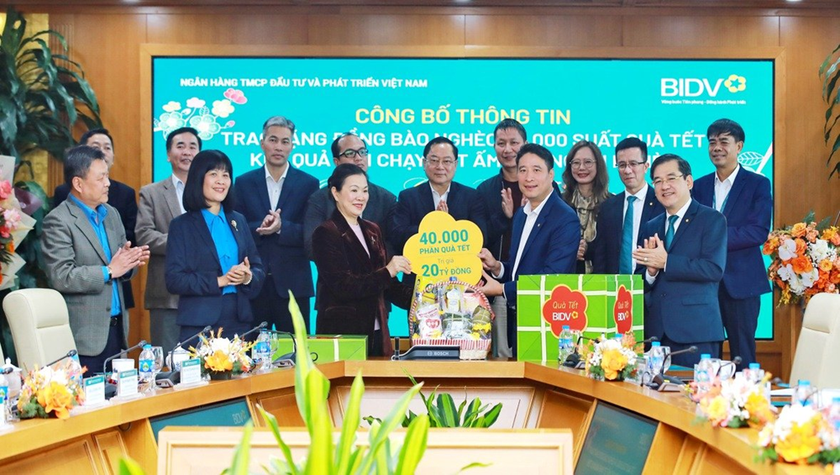Ông Trần Phương - Phó Tổng Giám đốc, Chủ tịch Công đoàn BIDV và bà Trương Thị Ngọc Ánh - Phó Chủ tịch Ủy ban Trung ương MTTQ Việt Nam, trao biểu trưng quà Tết tặng đồng bào nghèo.