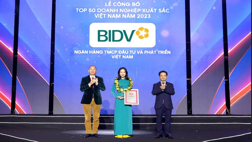 Đại diện BIDV nhận chứng nhận Top 50 DN xuất sắc Việt Nam năm 2023