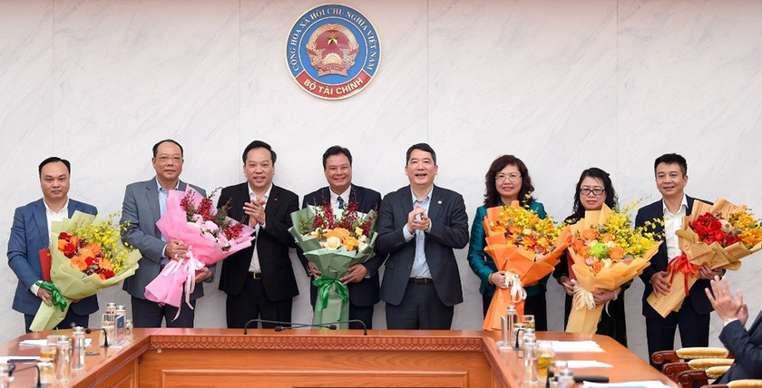 Ông Đỗ Việt Hà và ông Cao Anh Tuấn chúc mừng các cán bộ vừa được bổ sung vào Ban Chấp hành, Ban Thường vụ Đảng ủy Bộ Tài chính.