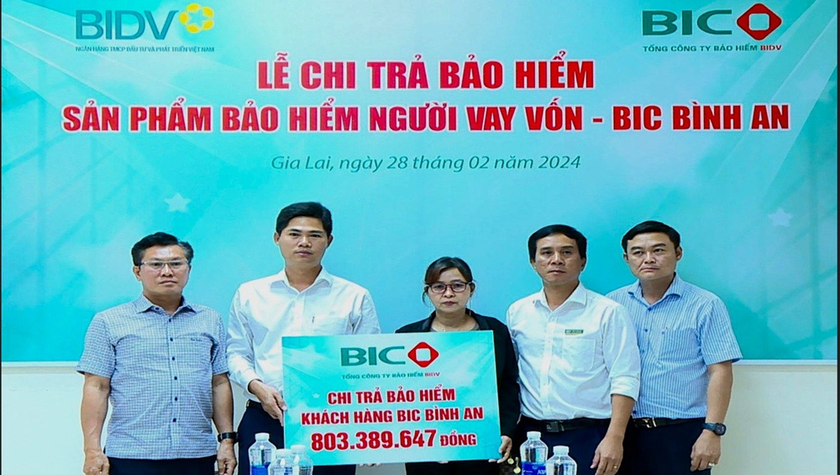BIC Bắc Tây Nguyên và Chi nhánh BIDV Phố Núi trao hơn 800 triệu đồng quyền lợi bảo hiểm người vay vốn (BIC Bình An) cho thân nhân khách hàng không may gặp rủi ro tại huyện Krông Pa, tỉnh Gia Lai.