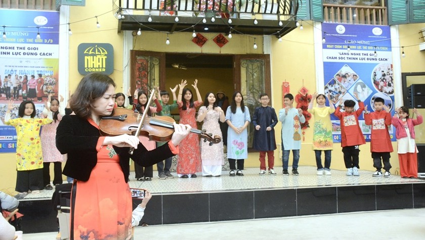 Trình diễn sưu tập áo dài trên nền nhạc bài "Tìm lại lời ru" do Đại Sứ Lắng Nghe - Nghệ Sỹ Viola Quốc Tế Nguyệt Thu biểu diễn.