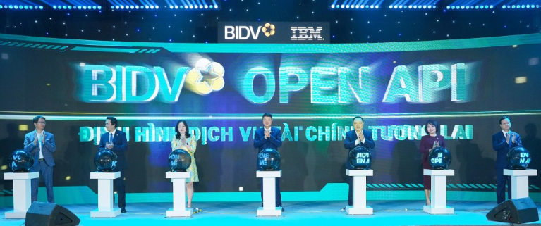 Đại diện BIDV và đối tác cùng thực hiện nghi thức ra mắt hệ thống BIDV Open API