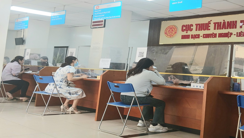 NNT trực tiếp làm thủ tục thuế tại Bộ phận Một cửa của Cục Thuế TP Hà Nội (ảnh: Thanh Thanh)