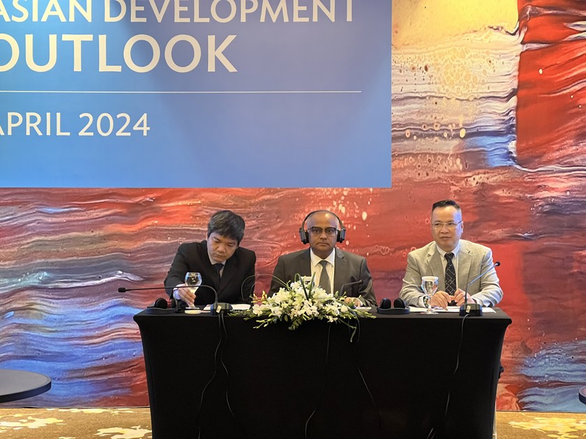 Ông Shantanu Chakraborty, Giám đốc quốc gia ADB tại Việt Nam (ngồi giữa) chia sẻ tại buổi họp báo