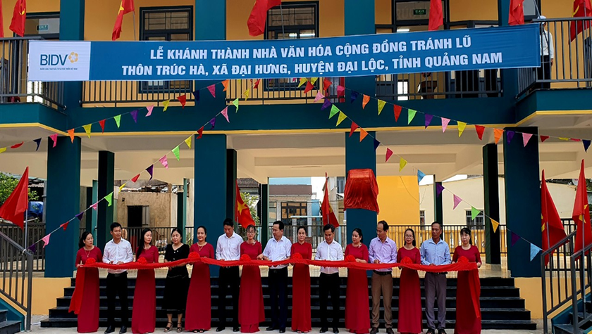 Cắt băng khánh thành công trình Nhà văn hóa cộng đồng tránh lũ tại Quảng Nam