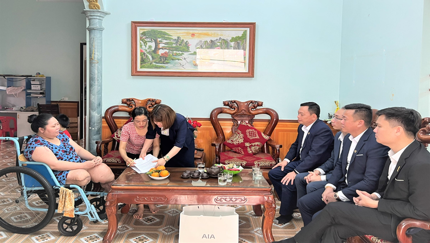 Đại diện AIA Việt Nam tại Hải Dương đến thăm hỏi và động viên gia đình khách hàng