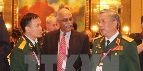 Thượng tướng Nguyễn Chí Vịnh, Thứ trưởng Bộ Quốc phòng Việt Nam (phải) tại phiên thảo luận chung đầu tiên.