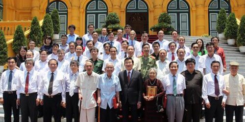 Chủ tịch nước chụp ảnh lưu niệm với các nhà báo lão thành và các nhà báo dự buổi gặp mặt nhân dịp kỷ niệm 90 năm Ngày Báo chí Cách mạng Việt Nam. Ảnh: TTXVN
