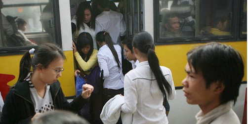 Xe buýt là nơi dễ xảy ra hiện tượng lạm dụng tình dục đối với nữ giới. Ảnh: Giang Huy.