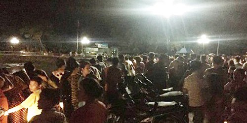 Rất đông người dân tập trung tại hiện trường vụ đuối nước khiến ông Nguyễn Tiến Sơn tử vong - Ảnh: N. Tuấn