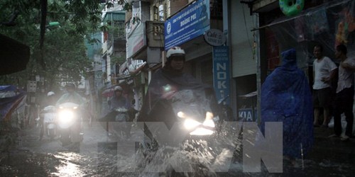 Hà Nội cố gắng hạn chế tình trạng ngập úng sau mưa tại các tuyến phố. (Ảnh: Tuấn Anh/TTXVN)