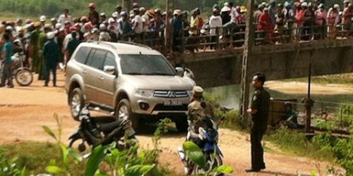 Hiện trường phát hiện Bí thư Huyện ủy huyện Hoài Nhơn chết trong ôtô cùng cô gái trẻ. Ảnh: Đ.Anh.
