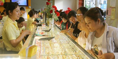 Khách hàng mua vàng tại tiệm vàng Mi Hồng (quận Bình Thạnh, TP HCM) Ảnh: HOÀNG TRIỀU