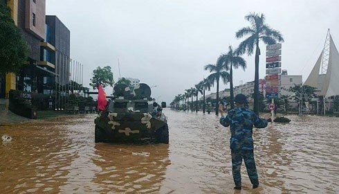 Bộ Chỉ huy quân sự tỉnh Quảng Ninh điều xe lội nước cứu dân vùng ngập sâu
