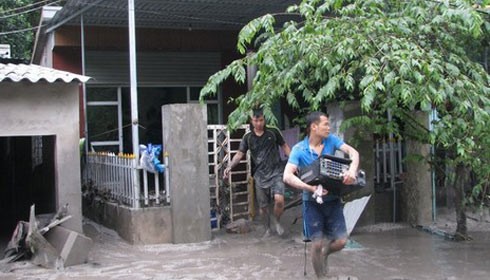 Nhiều khu dân cư tại Quảng Ninh bị chia cắt sau mưa lũ. Ảnh: Minh Cương.
