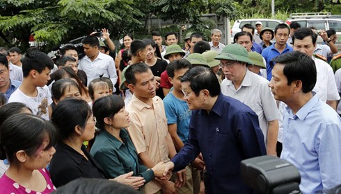 Chủ tịch nước Trương Tấn Sang thăm hỏi, động viên nhân dân khu 4, phường Mông Dương (TP Cẩm Phả). Ảnh: Báo Quảng Ninh