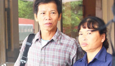 Ông Nguyễn Thanh Chấn và vợ. Ảnh từ internet.