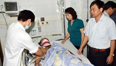 Lãnh đạo tỉnh Quảng Ninh thăm hỏi nạn nhân tại Bệnh viện Đa khoa tỉnh. Ảnh: Báo Quảng Ninh